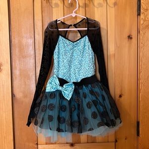 Leotard l/s dress with built in shorts. Size Child”’s Medium 🩵🖤🩵🖤